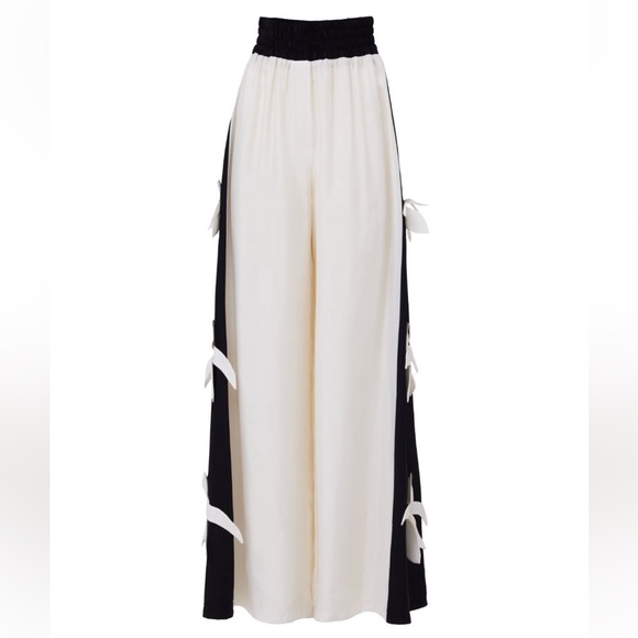 High waisted wide legged palazzo pant. Made in Moldova
Artisanal
Vegan - Picture 1 of 4